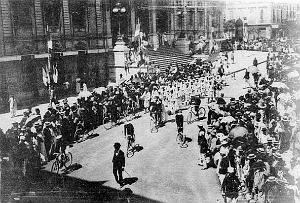 Oran- SDV- 1480- L'Oranaise devant mairie